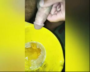 Pissing in the same can me and my boyfriend after that fuck me in Doggystyle and cum on my pussy